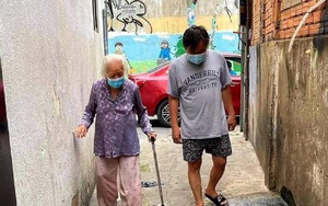 Bệnh nhân cao tuổi nhất Trung tâm Hồi sức COVID-19 TPHCM chiến thắng 'tử thần'