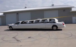 Đây là cách độ limousine mui trần 'đơn giản' chưa từng thấy: Dùng đá phá kính, buộc mui xe vào thân cây