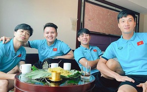 "Tổ cãi cùn" đội tuyển Việt Nam họp mặt bên ly cafe sáng, thưởng thức cốm khi Hà Nội vào thu