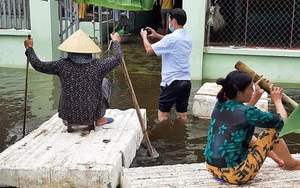 Hình ảnh đặc biệt: Người dân Thanh Hóa dùng tấm xốp làm thuyền đưa con đi học