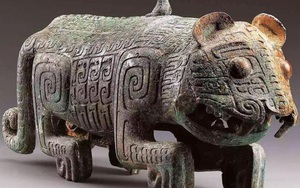 Phát hiện "hổ 2 đuôi" cùng 260 món vũ khí bên trong lăng mộ 3000 tuổi: Rốt cuộc chủ mộ là ai?
