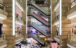 CLIP: Trung tâm thương mại mở cửa, người dân Hà Nội phấn khởi vào mua sắm