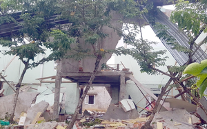 Nóng: Nổ như bom khiến một ngôi nhà ở Quảng Nam bị sập, 2 vợ chồng nữ giáo viên tử vong