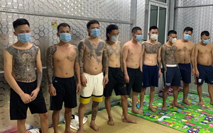 Nhiều thanh niên xăm trổ tụ tập đánh bạc lúc giãn cách xã hội