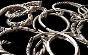 Phát hiện kho báu gồm toàn trang sức bạc giấu dưới lòng đất 900 năm