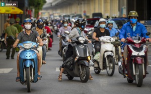 Ảnh: Đường phố Hà Nội vẫn đông trước ngày siết chặt giấy đi đường mới có mã QR