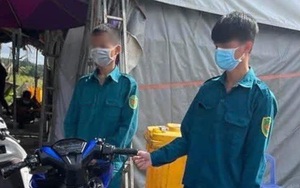 "Lộ" thân phận 2 nam thanh niên mặc đồ dân quân tự vệ chở nhau đi giao hàng