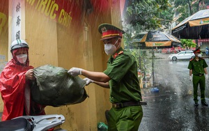 Hà Nội: Người thân đội mưa tầm tã tiếp tế cho khu phong toả hơn 1.200 dân chợ Đại Từ