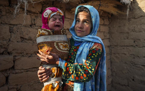 Afghanistan: Nhiều gia đình tuyệt vọng bán cả con để có miếng ăn