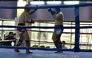 Môn sinh Vịnh Xuân thắng thuyết phục võ sĩ hạng nặng trong kèo đấu đặc biệt