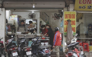 Hàng ăn ở các quận Hà Nội lúc này: Chỉ cách nhau 1 cây cầu nhưng bên tấp nập, bên im lìm vắng vẻ