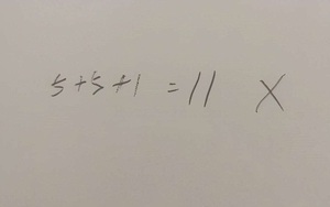 Bài toán lớp 1 tính 5+5+1=11 bị giáo viên gạch sai, phụ huynh tức tối đến hỏi thì nhận về lời giải thích quá bất ngờ