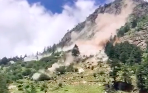 Khoảnh khắc núi lở kinh hoàng ở nước ngoài khiến du khách la hét thất thanh, thót tim nhất chắc là cảnh cuối clip