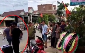 Em thiếu nợ, chị gái bị nhóm côn đồ mang vòng hoa tang đến đặt trước cửa để đòi