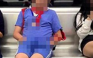 Ngồi sát cô gái xinh đẹp, cậu bé Tiểu học thản nhiên làm 1 hành động khiến ai ngồi xung quanh cũng rùng mình