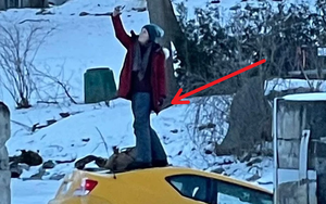 Xe ô tô sắp chìm xuống hố băng, người phụ nữ vẫn thản nhiên selfie và cái kết hú hồn