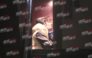 Paparazzi "tóm sống" nữ diễn viên đình đám ôm hôn bạn trai trong thang máy, netizen phản đối dữ dội