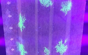 Khẩu trang phát sáng khi phát hiện virus SARS-CoV-2