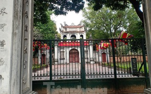 Phố ông Đồ tại Hà Nội cửa đóng then cài trong ngày 27 Tết