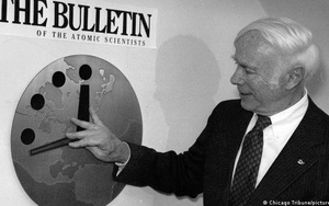 Giống khoảnh khắc giao thừa, nhưng chiếc đồng hồ này lại đang đếm ngược đến Ngày tận thế