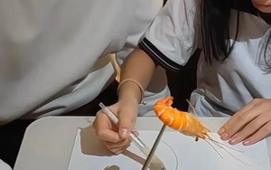 Hướng dẫn con gái vẽ tôm, ông bố nảy ra ý tưởng "bá đạo" khiến cộng đồng mạng cười ngất