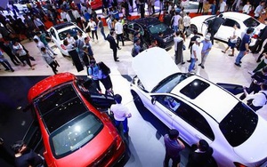 Hàng loạt xe khan hàng, tăng giá bán, thượng đế chấp nhận mua 'bia kèm lạc'