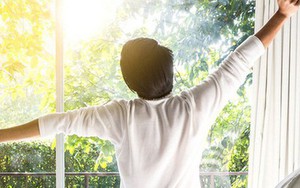 Mỗi sáng sau khi thức dậy không nên xuống giường ngay, làm việc này cực tốt cho xương khớp