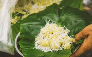 Xôi cốm gói lá sen - món đặc sản nhất định phải thử ở Hà Nội khi mùa thu về