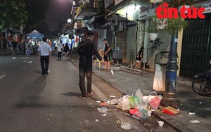 'Thảm họa' rác thải sau những phiên chợ đêm phố cổ Hà Nội