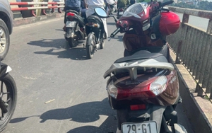 Hà Nội: Người phụ nữ bỏ lại xe máy, nhảy cầu Chương Dương