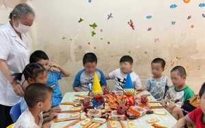 Người bà 80 tuổi vẫn ngày ngày nhen lên hy vọng cho trẻ khuyết tật Thủ đô