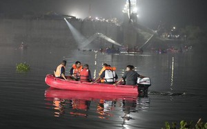 Sập cầu treo ở Ấn Độ: 132 người thiệt mạng, mò mẫm xuyên đêm tìm kiếm người rơi xuống sông