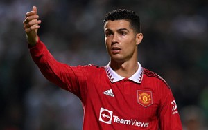 Man United nhọc nhằn thắng đội bóng vô danh, Ronaldo thở dài trong nỗi thất vọng