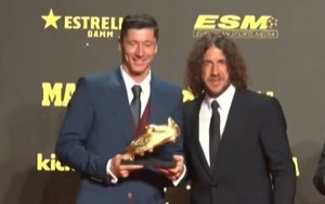 Puyol trao Chiếc giày vàng thứ hai cho Lewandowski