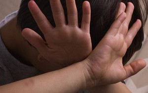 Bé gái 17 tháng tuổi tử vong nghi do bị người giữ trẻ bạo hành