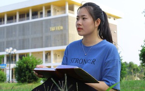 Cô nữ sinh đi làm công nhân kiếm tiền vào giảng đường