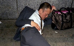 Làm việc 60 giờ một tuần thì như thế nào? Bộ ảnh chứng minh sự 'kiệt sức' của dân văn phòng Nhật Bản