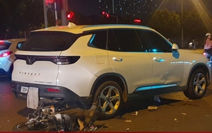 Hà Nội: Ô tô tông hàng loạt xe máy đang chờ đèn đỏ, nhiều người bị thương