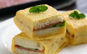 Bánh mì kẹp cuộn trứng chiên ngon miệng cho bữa sáng