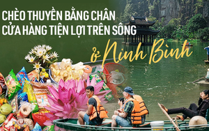 Du khách nước ngoài ngạc nhiên trước cảnh chèo thuyền bằng chân và bánh kẹo được bán trên sông ở Ninh Bình