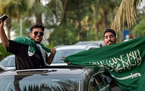 CĐV Saudi Arabia xả súng ăn mừng sau thắng lợi vĩ đại trước Argentina