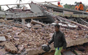 Người đàn ông ở Indonesia mất 11 người thân trong động đất