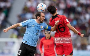 Cột dọc 2 lần cứu thua, Hàn Quốc chia điểm cùng Uruguay