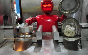 Đầu bếp robot trổ tài tại Trung Quốc