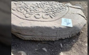 Phát hiện chữ viết hiếm có thời trung cổ được chạm khắc trên đá