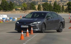 Toyota Camry hybrid chậm chạp nhưng có điểm cộng lớn khi kiểm tra đánh lái