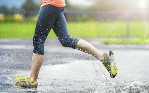 Có nên chạy bộ dưới trời mưa?