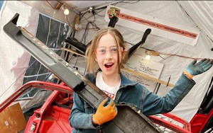 Cô bé 14 tuổi tự làm Porsche 914 điện bằng tiền bán rau gây sốt tại triển lãm xe độ