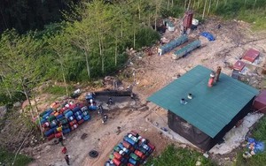 Cảnh sát phát lộ xưởng tái chế dầu nhớt thải trái phép quy mô lớn trong rừng
