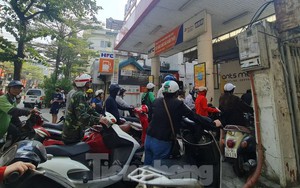 Hàng loạt cây xăng bán nhỏ giọt, đối phó, người dân Hà Nội bức xúc vì phải xếp hàng dài